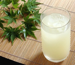冷たく水割り
